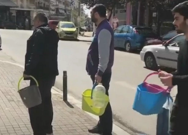 Χωρίς νερό μέχρι αύριο το πρωί η Θεσσαλονίκη – Κλείνουν σχολεία και ο κόσμος τρέχει με άδεια μπιτόνια